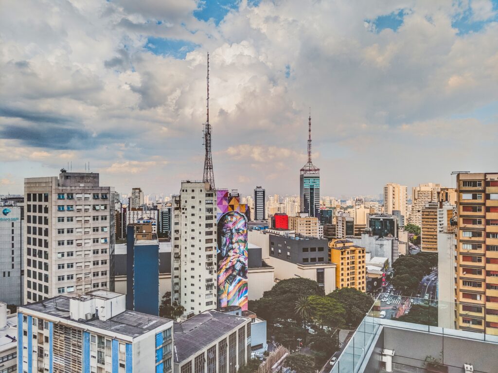 Condomínios brasileiros investem mais em energia solar do que em segurança